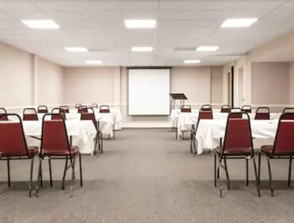 Ramada By Wyndham Paintsville Hotel & Conference Center Extérieur photo