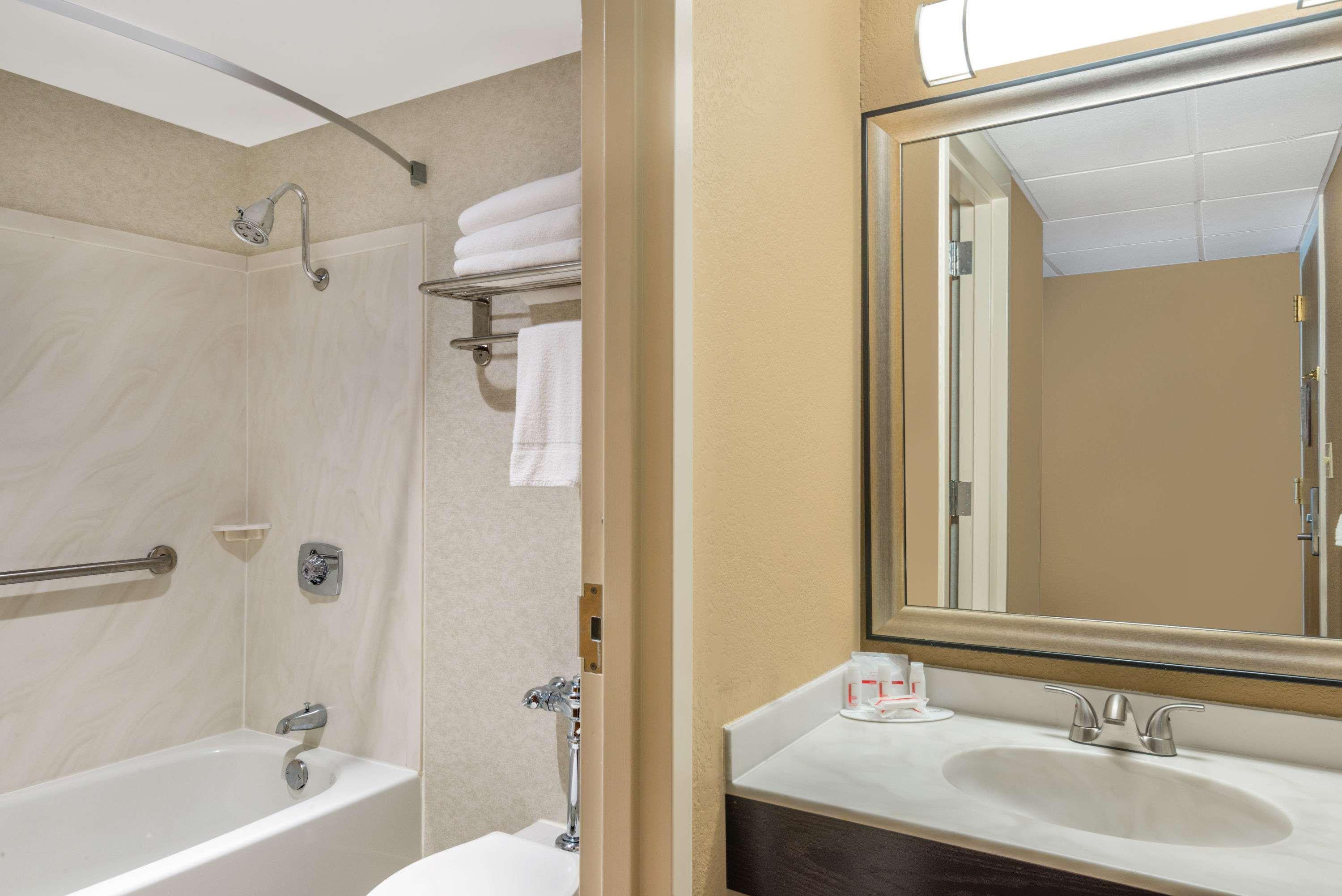 Ramada By Wyndham Paintsville Hotel & Conference Center Extérieur photo
