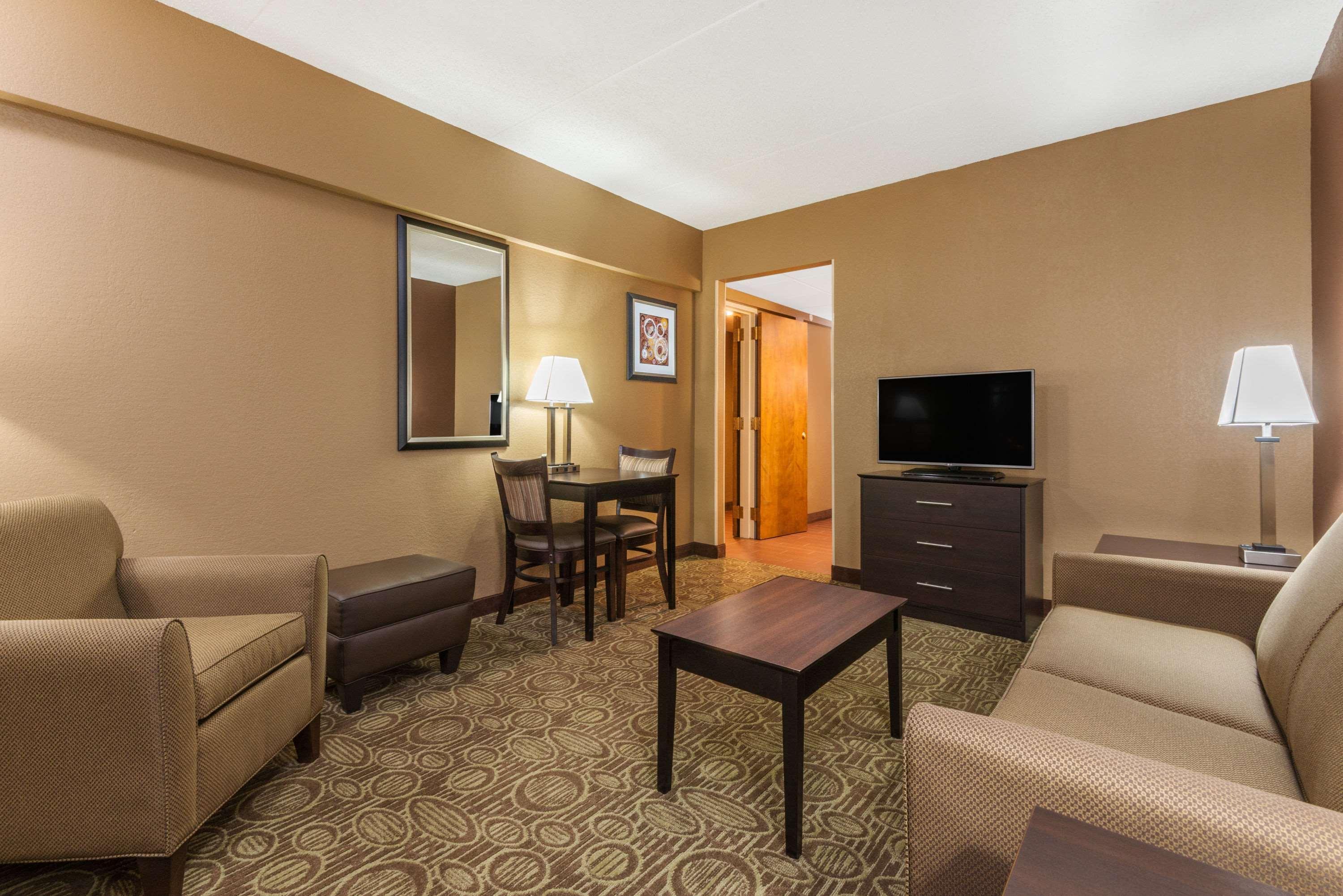 Ramada By Wyndham Paintsville Hotel & Conference Center Extérieur photo