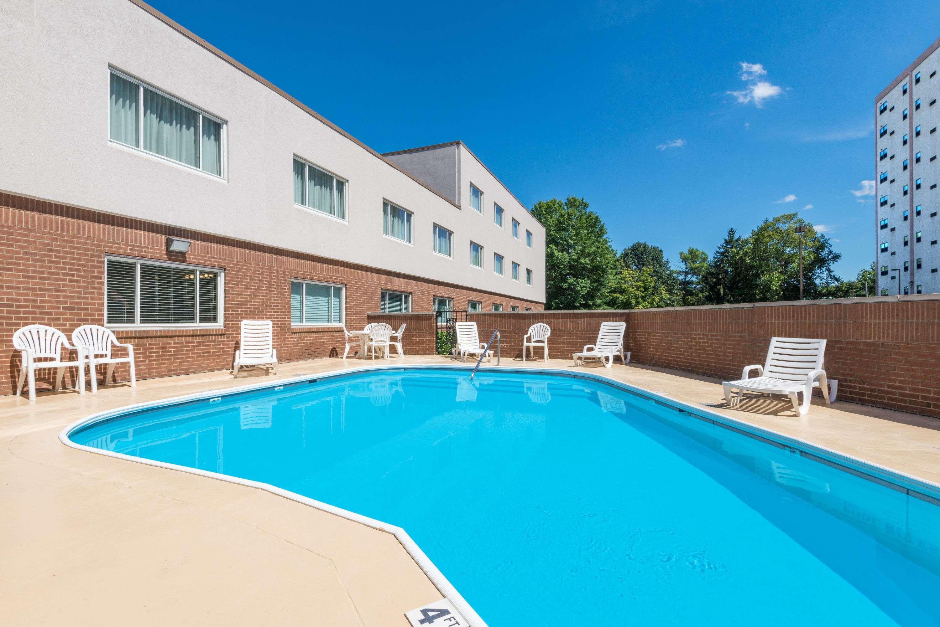 Ramada By Wyndham Paintsville Hotel & Conference Center Extérieur photo